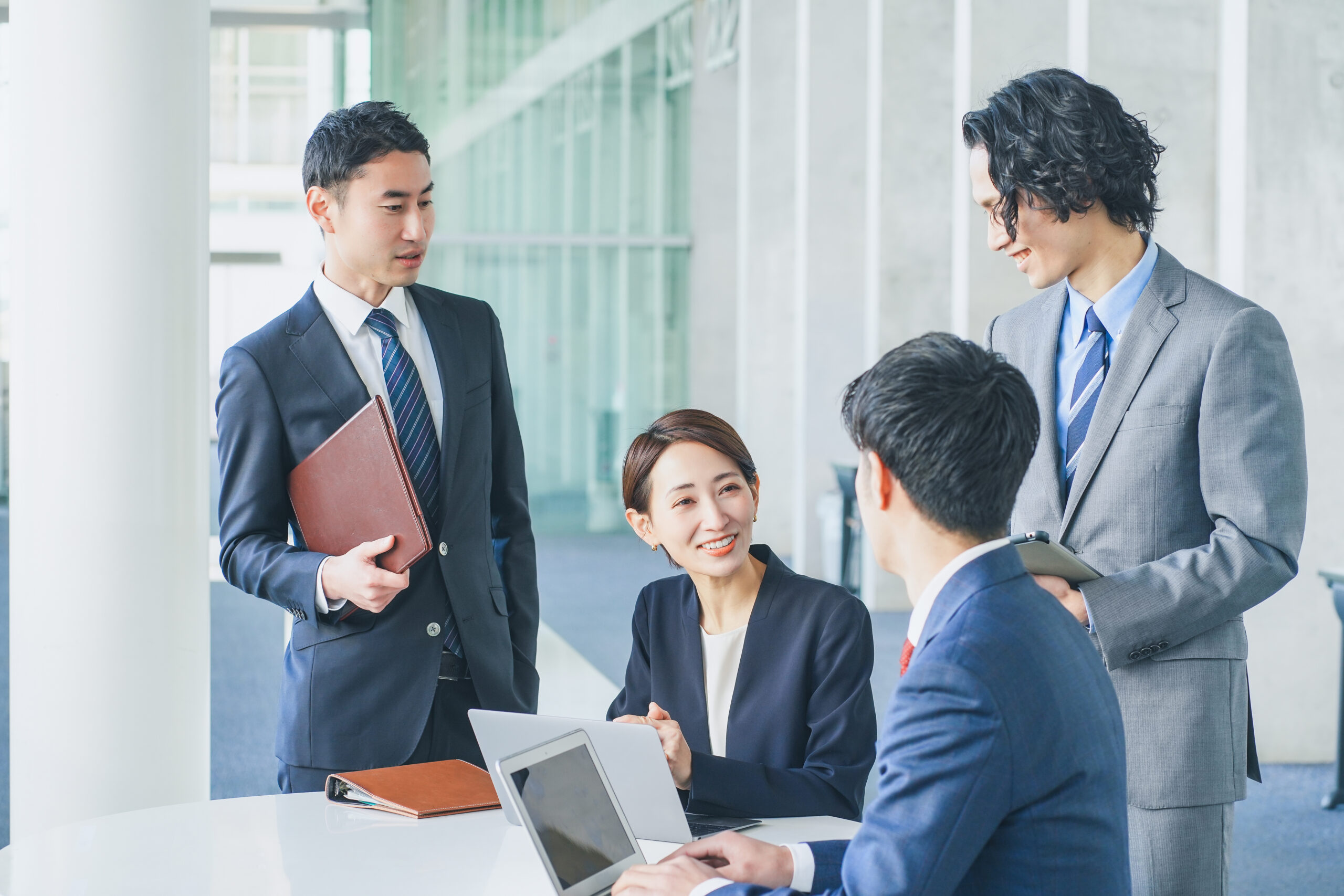 会社の人が談笑する様子